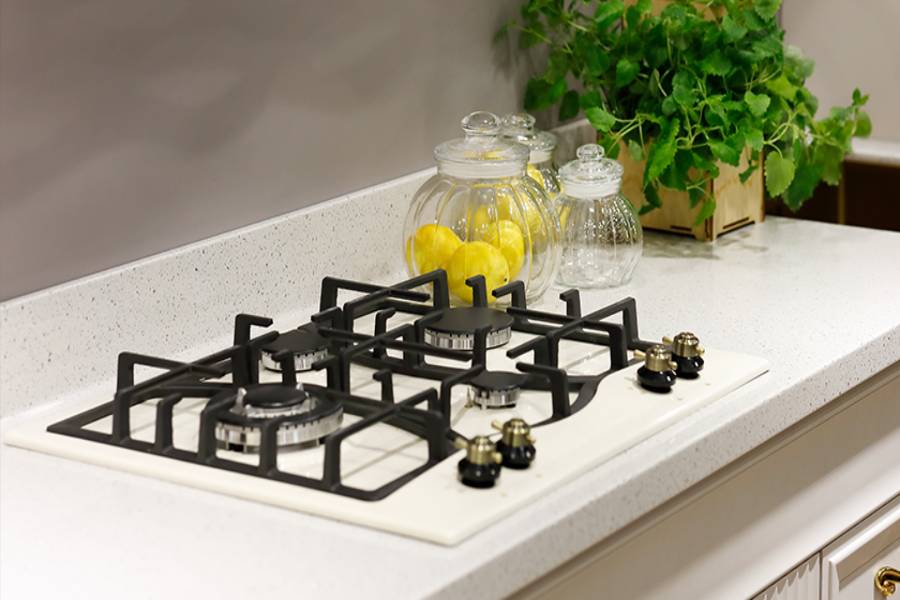 How Do I Choose Between a Built-In Hob and a Traditional Cooktop?